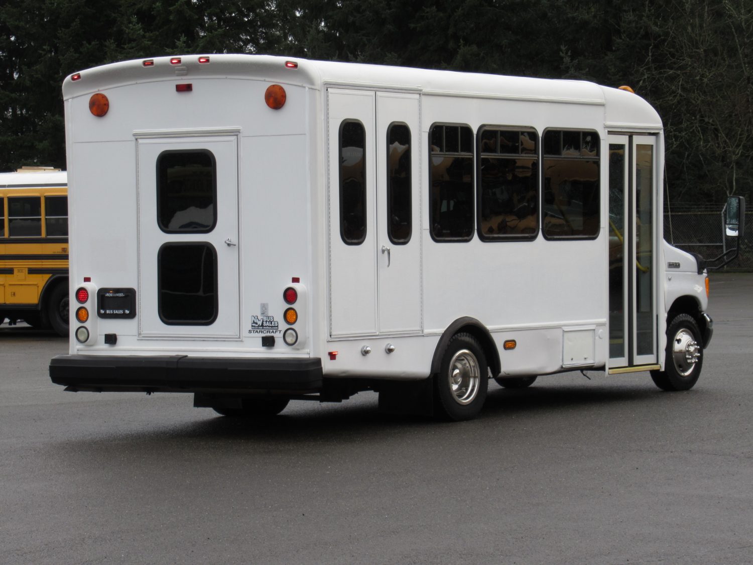 2006 Ford Starcraft Allstar 12 Passenger + 2 Wheelchair Shuttle Bus - S96418 - Image 4