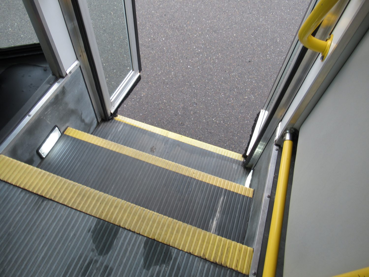 2006 Ford Starcraft Allstar 12 Passenger + 2 Wheelchair Shuttle Bus - S96418 - Image 10