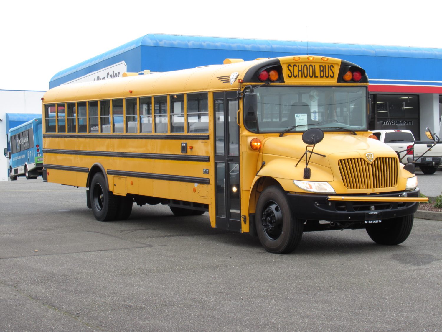 2005 International CE-300 71 Passenger Conventional School Bus - B75182