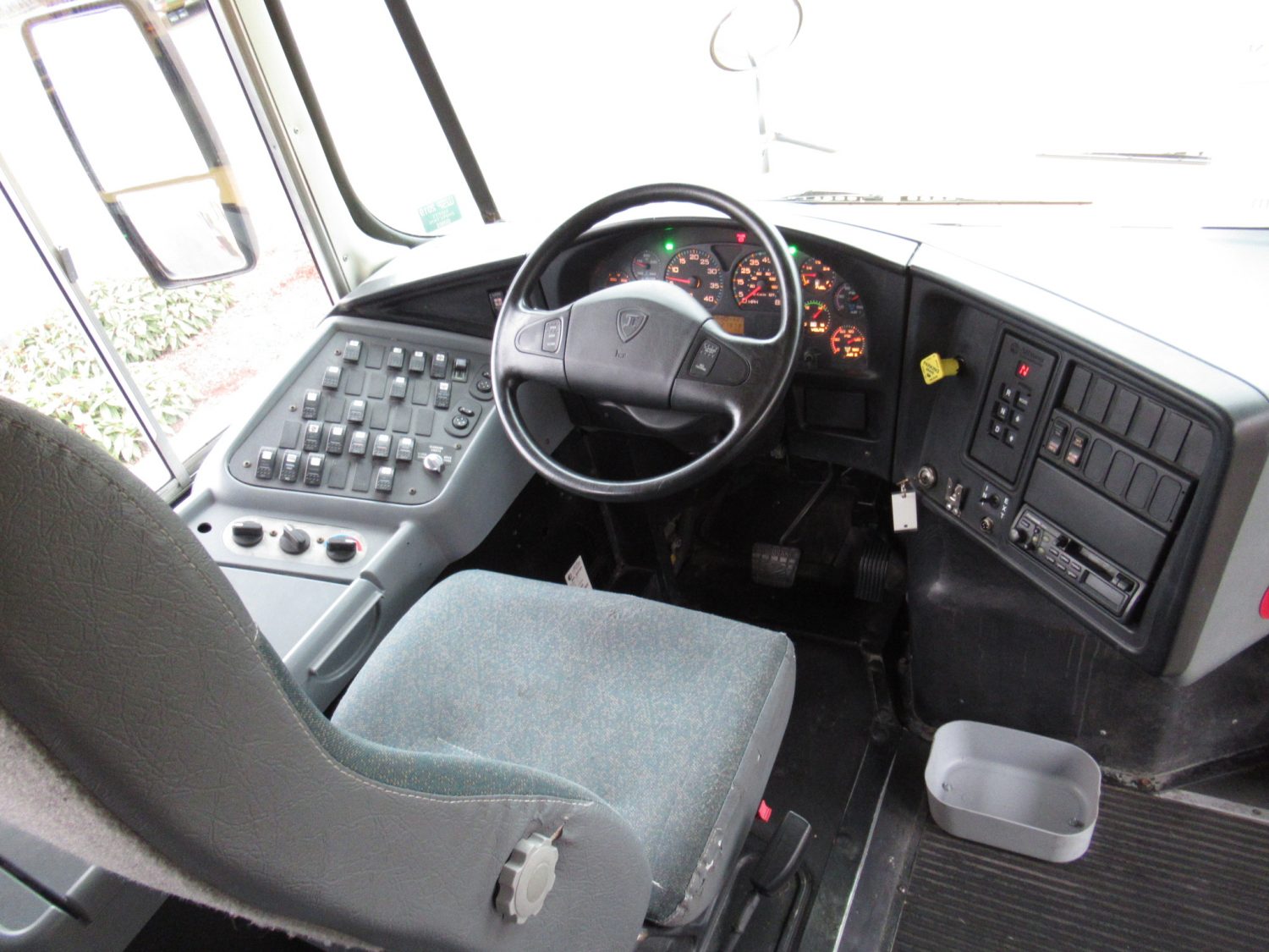 2005 International CE-300 71 Passenger Conventional School Bus - B75182 - Image 5