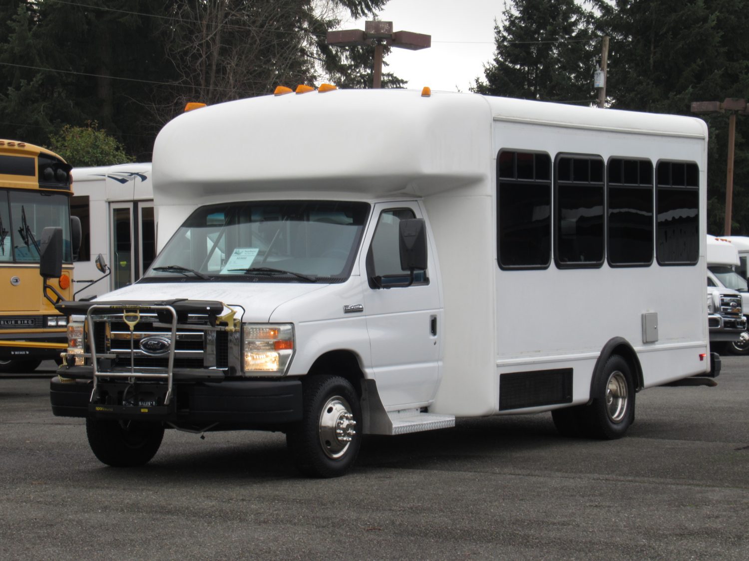 2008 Ford Starcraft Allstar 12 Passenger + 2 Wheelchair Shuttle Bus - S23050 - Image 2