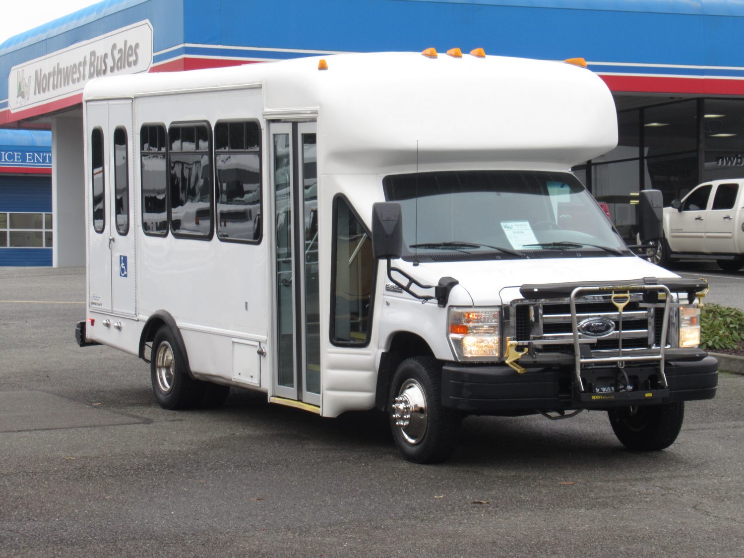 2008 Ford Starcraft Allstar 12 Passenger + 2 Wheelchair Shuttle Bus - S23050