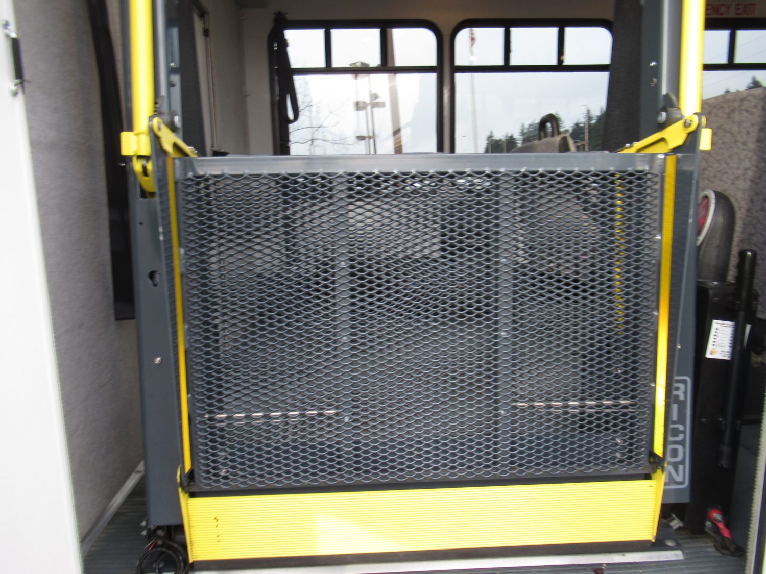 2008 Ford Starcraft Allstar 12 Passenger + 2 Wheelchair Shuttle Bus - S23050 - Image 10