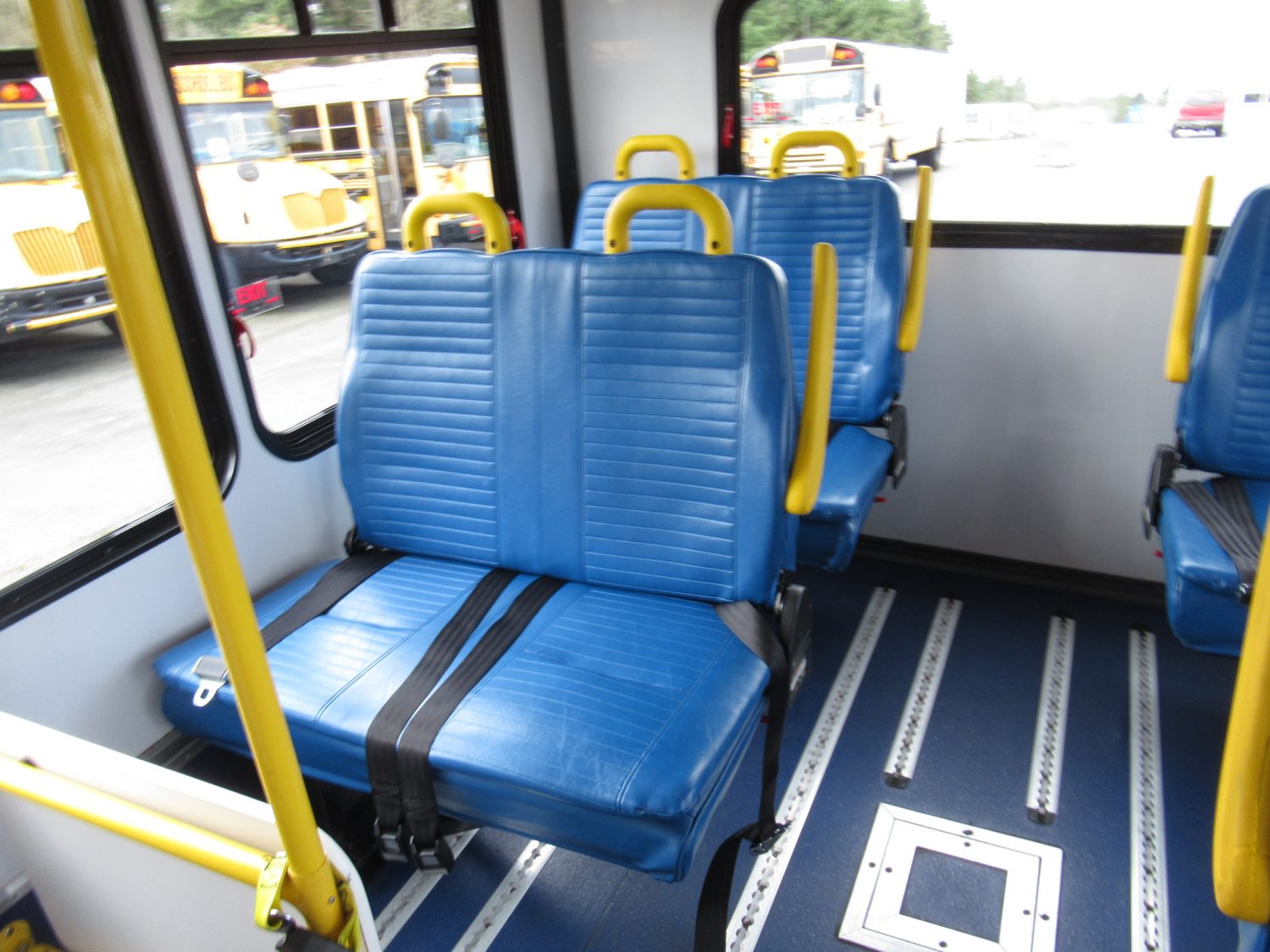 2012 Chevrolet Startrans 10 Passenger ADA Shuttle Bus - S01153 - Image 10