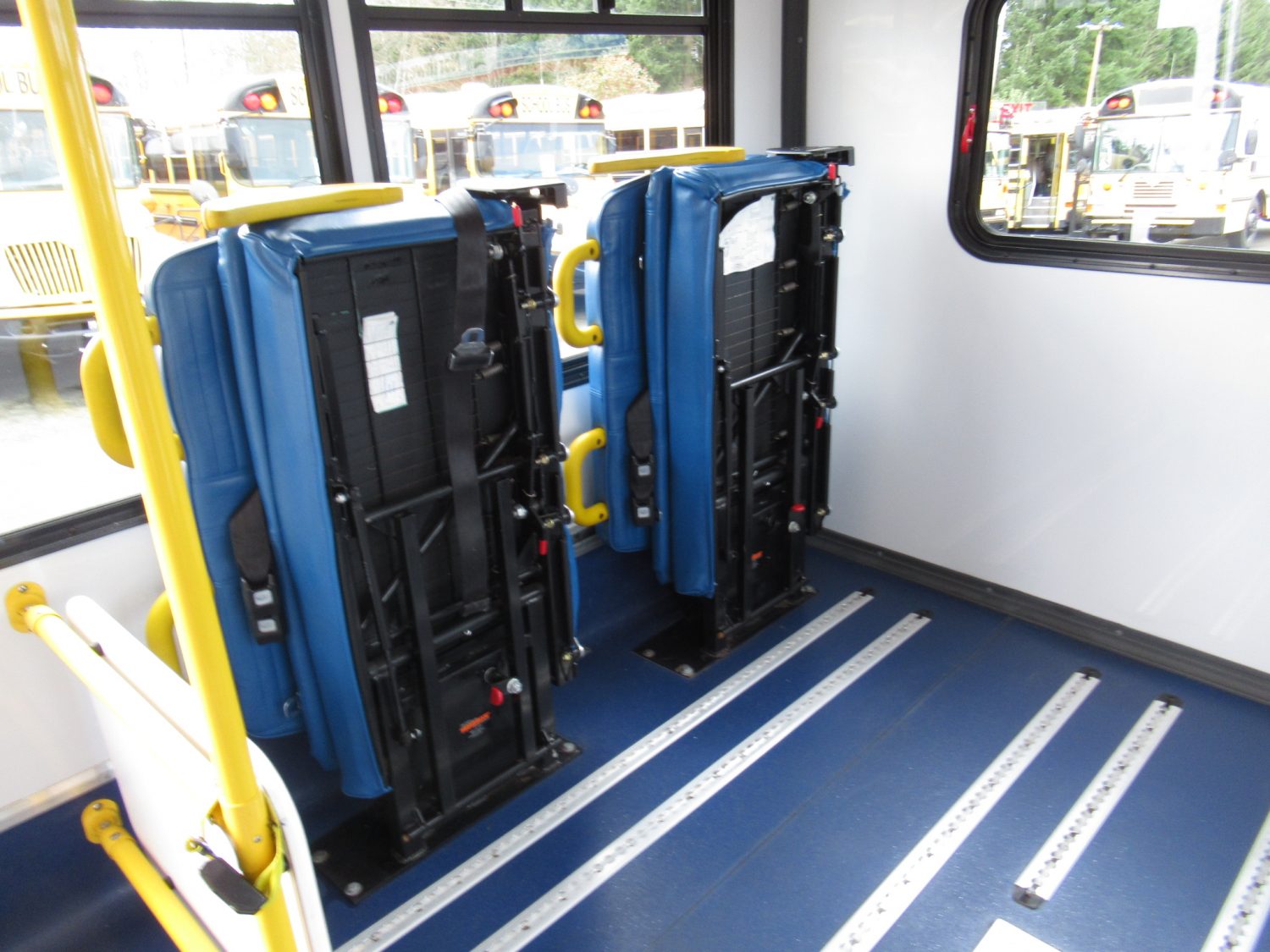 2012 Chevrolet Startrans 10 Passenger ADA Shuttle Bus - S01153 - Image 11