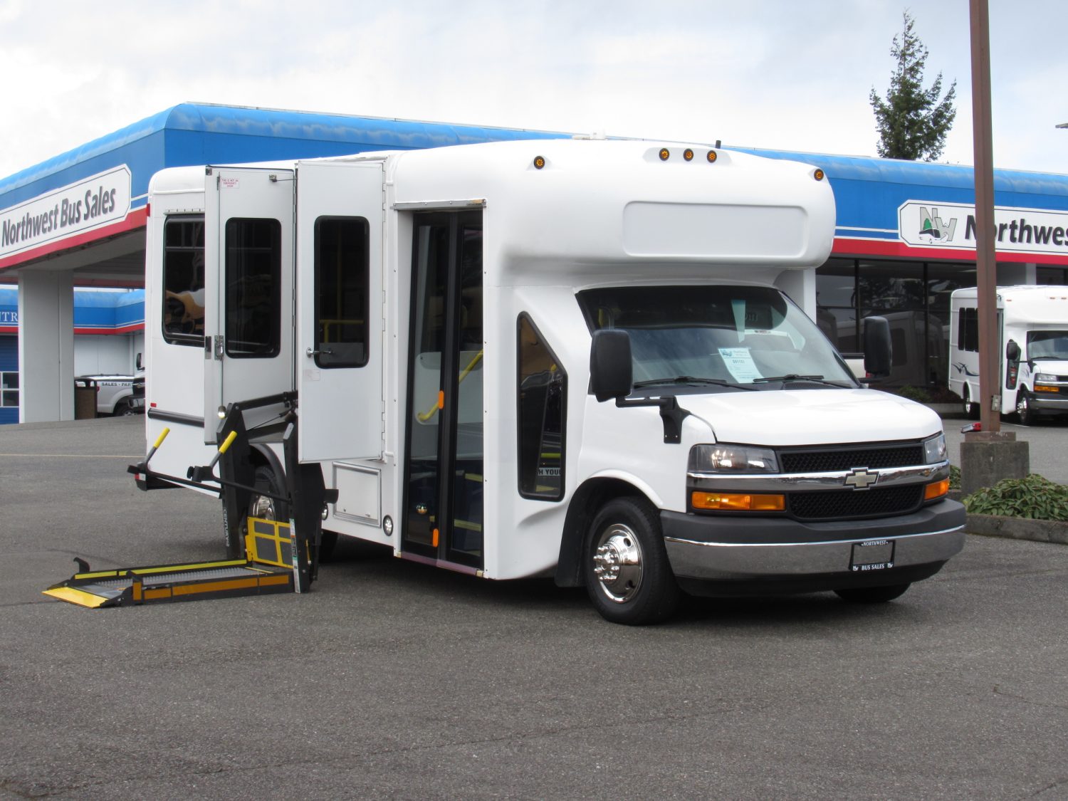 2012 Chevrolet Startrans 10 Passenger ADA Shuttle Bus - S01153