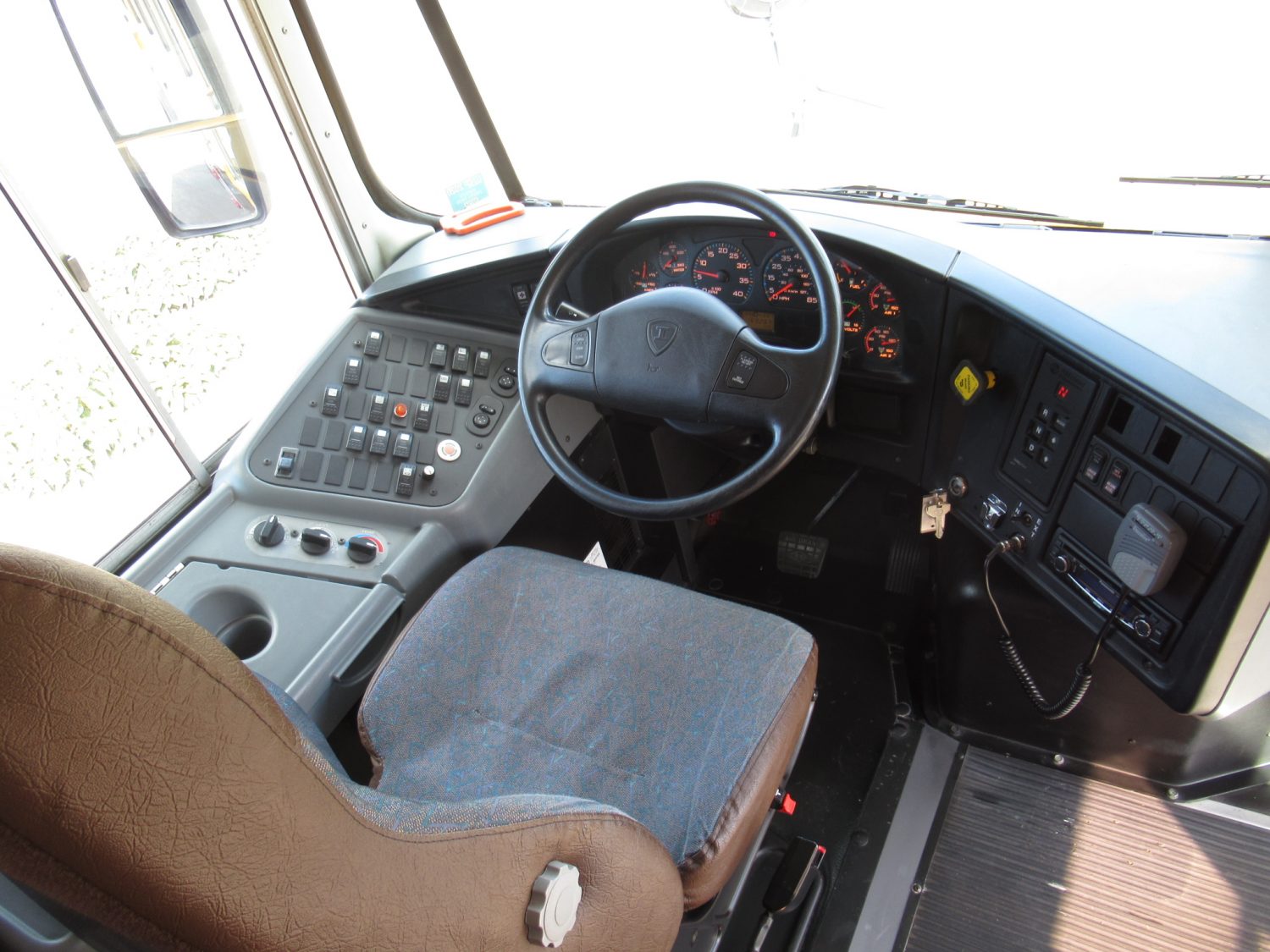 2005 International CE-300 71 Passenger Conventional School Bus - B75505 - Image 5