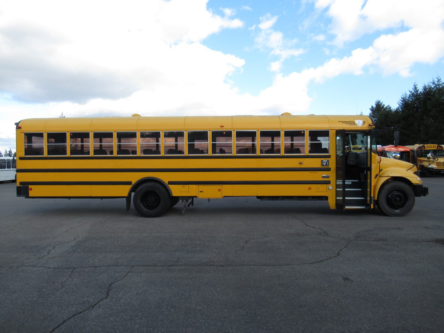 2005 International CE-300 71 Passenger Conventional School Bus - B75506 - Image 12