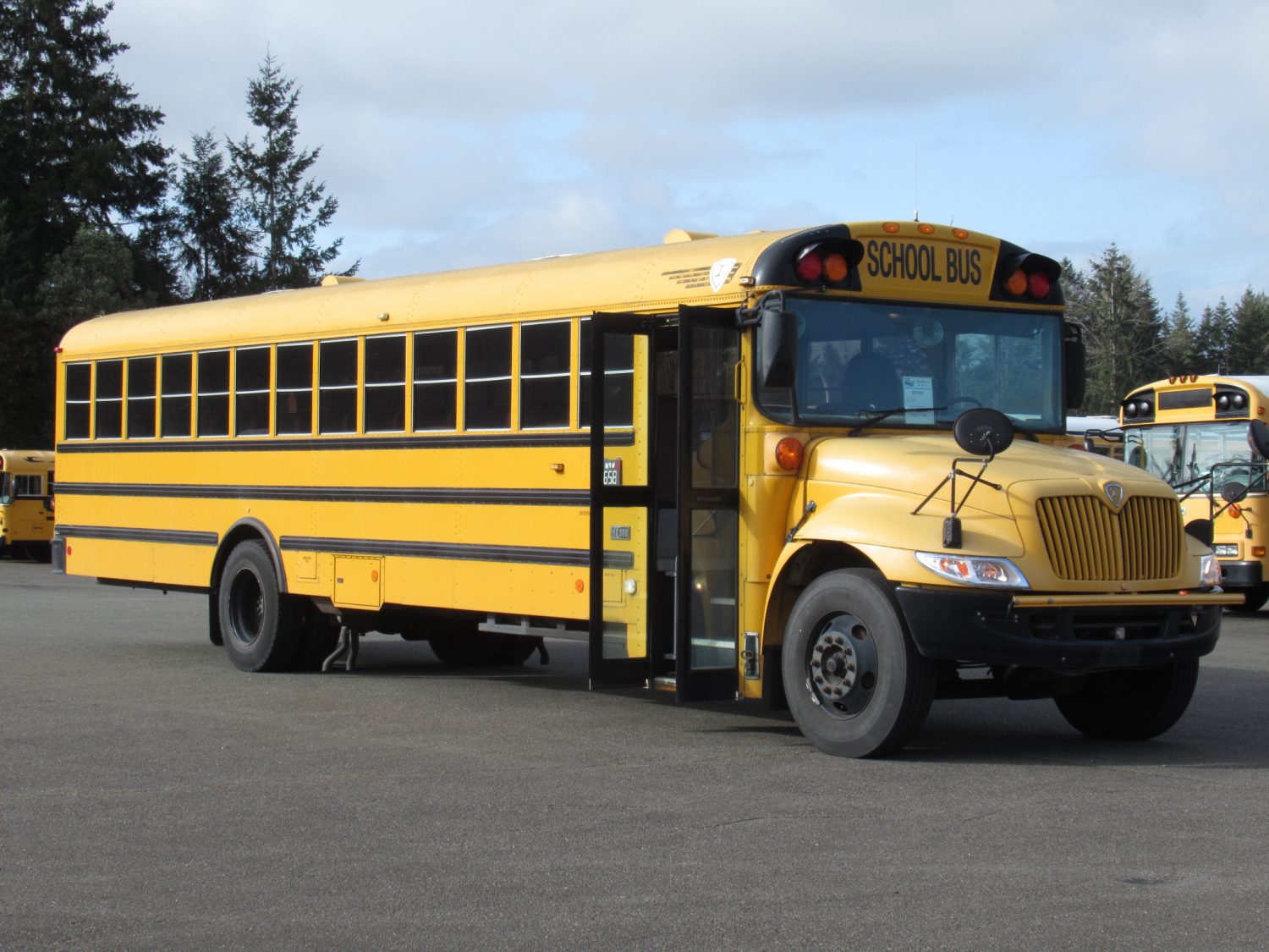 2005 International CE-300 71 Passenger Conventional School Bus - B75503