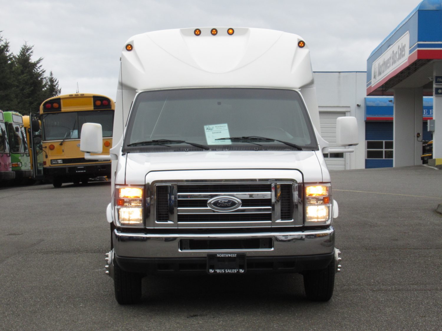 2013 Ford Starcraft Starquest 14 Passenger + Rear Luggage Shuttle Bus - S05958 - Image 12