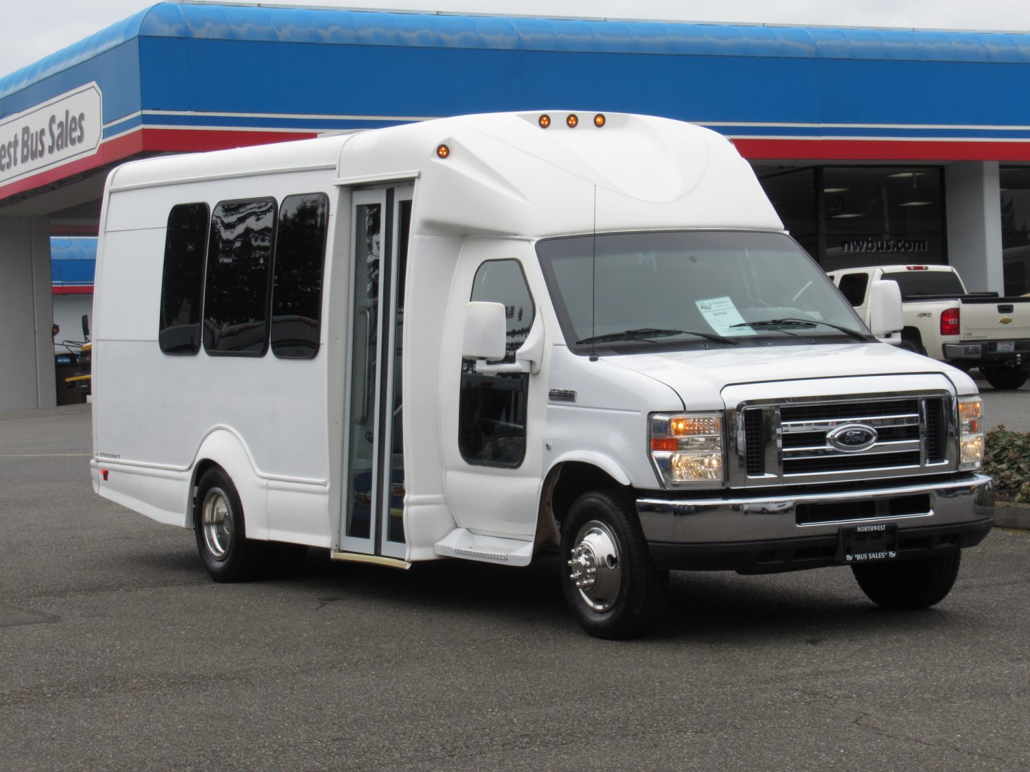 2013 Ford Starcraft Starquest 14 Passenger + Rear Luggage Shuttle Bus - S05958