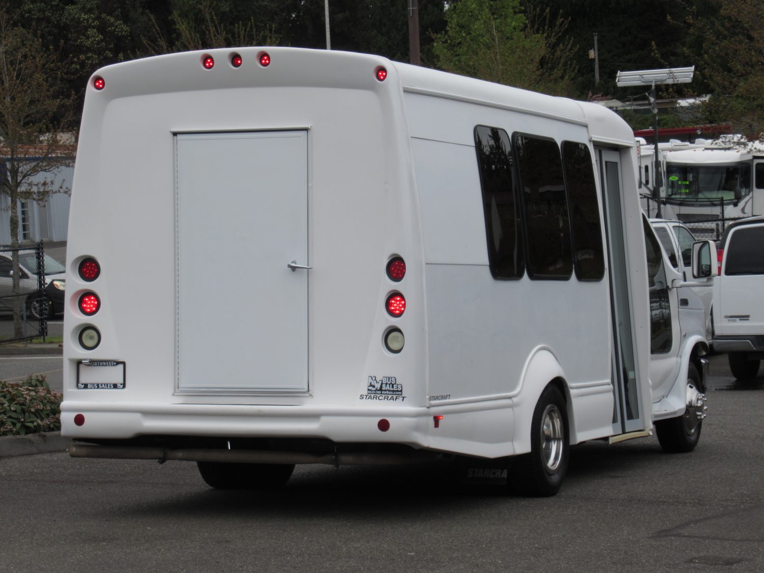 2013 Ford Starcraft Starquest 14 Passenger + Rear Luggage Shuttle Bus - S05958 - Image 3