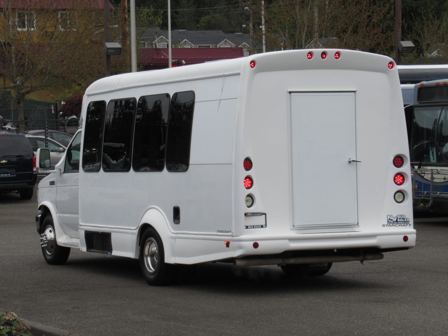 2013 Ford Starcraft Starquest 14 Passenger + Rear Luggage Shuttle Bus - S05958 - Image 4