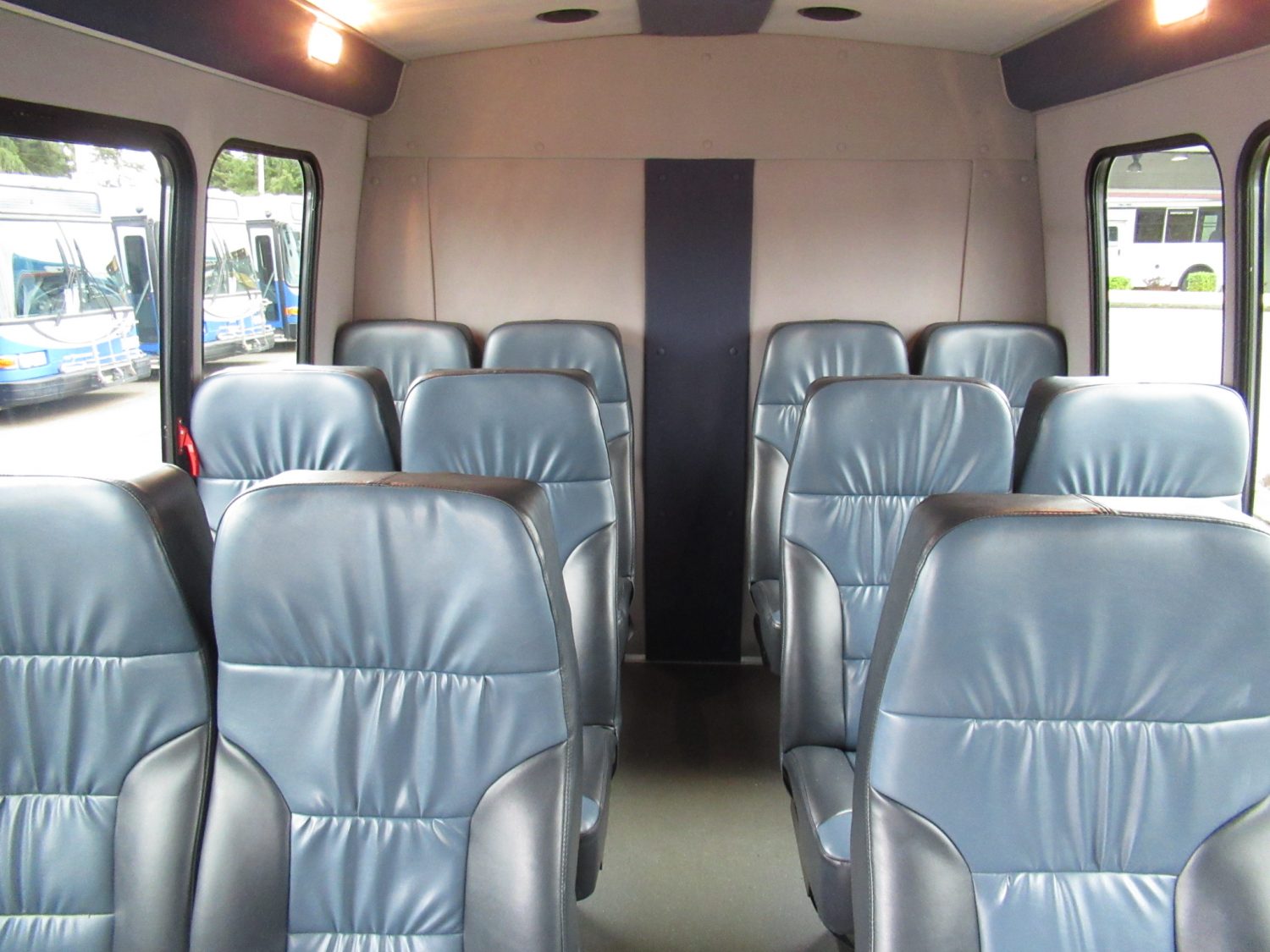 2013 Ford Starcraft Starquest 14 Passenger + Rear Luggage Shuttle Bus - S05958 - Image 6