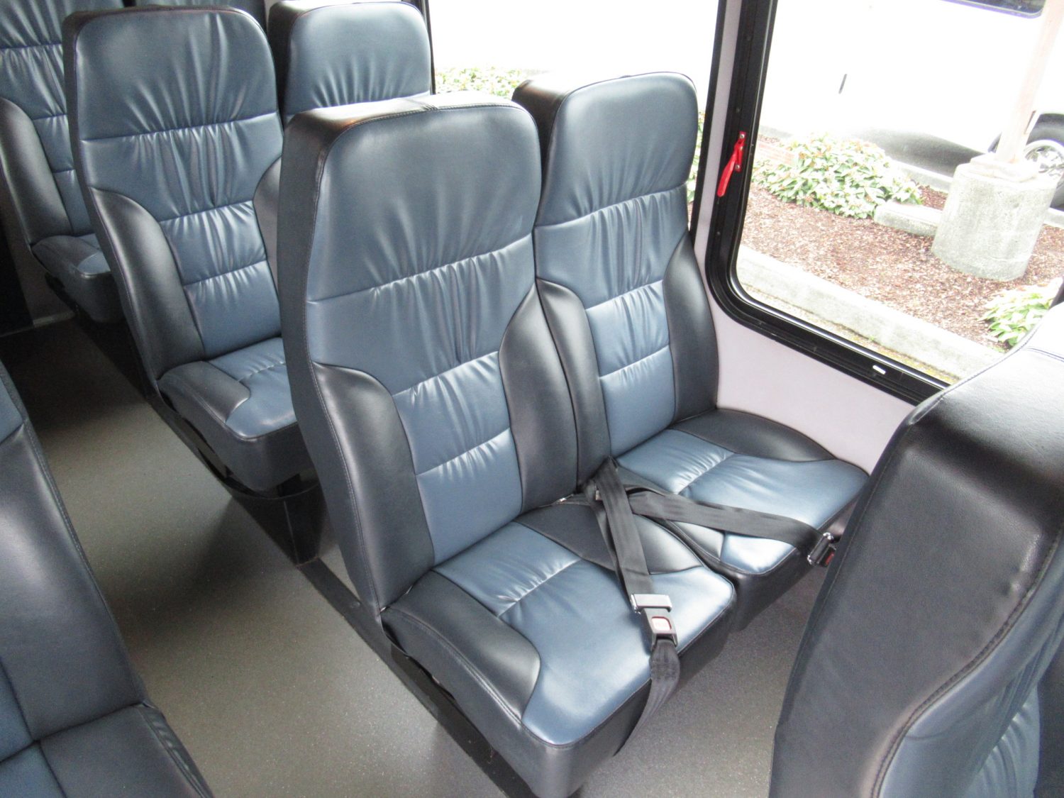 2013 Ford Starcraft Starquest 14 Passenger + Rear Luggage Shuttle Bus - S05958 - Image 9
