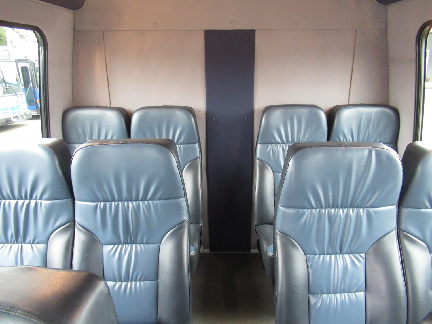 2013 Ford Starcraft Starquest 14 Passenger + Rear Luggage Shuttle Bus - S05958 - Image 7