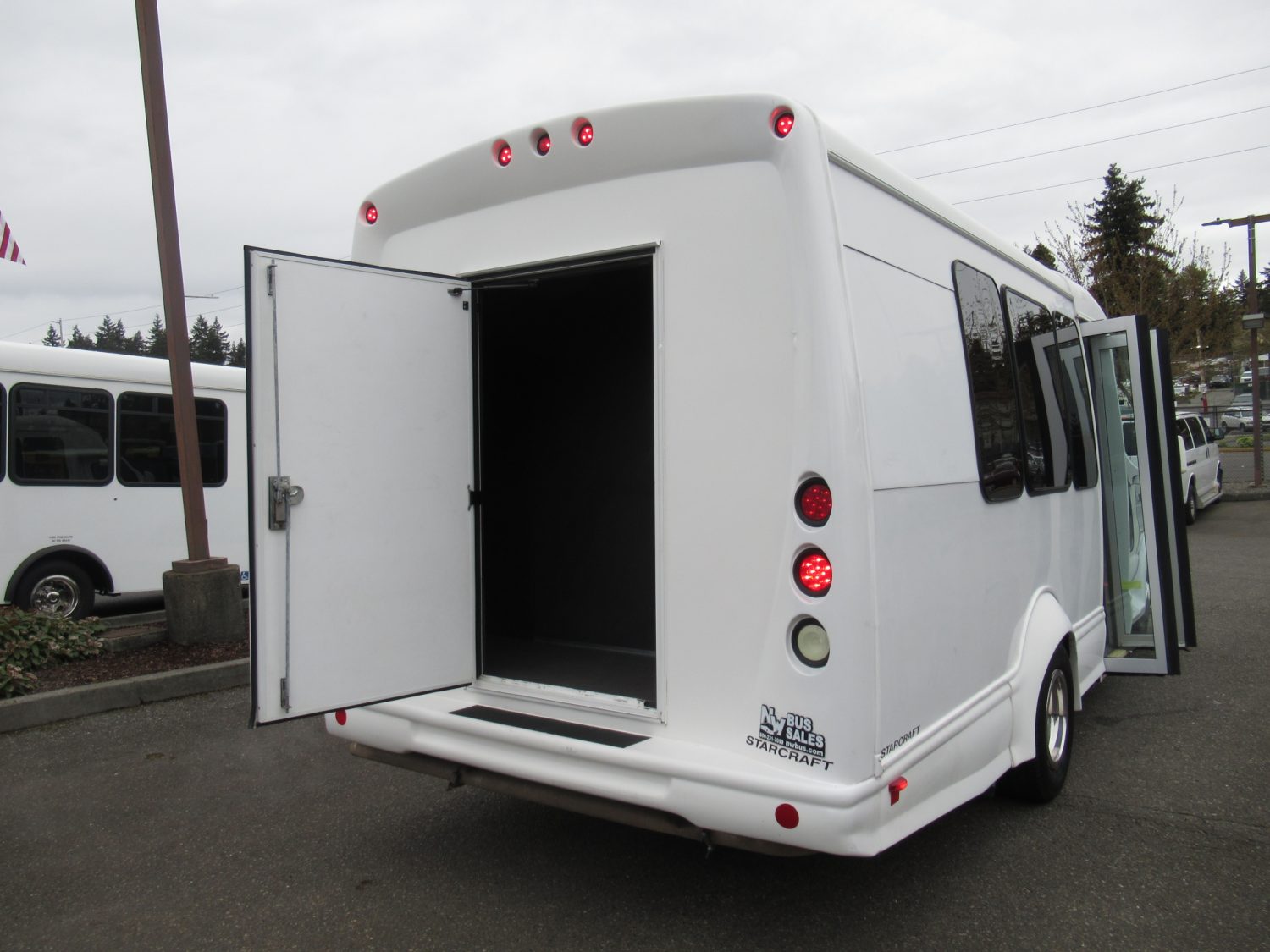 2013 Ford Starcraft Starquest 14 Passenger + Rear Luggage Shuttle Bus - S05958 - Image 10