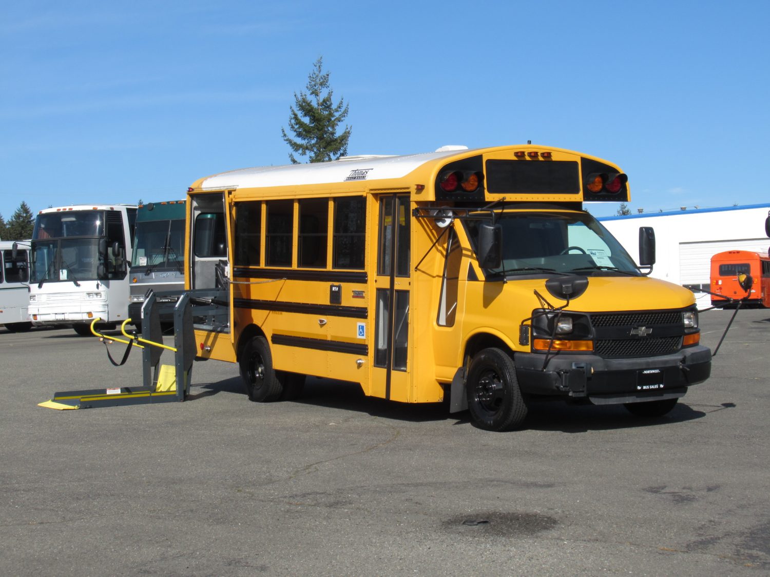 2010 Chevrolet Thomas 8 Passenger + 2 Wheelchair School Bus - B09552