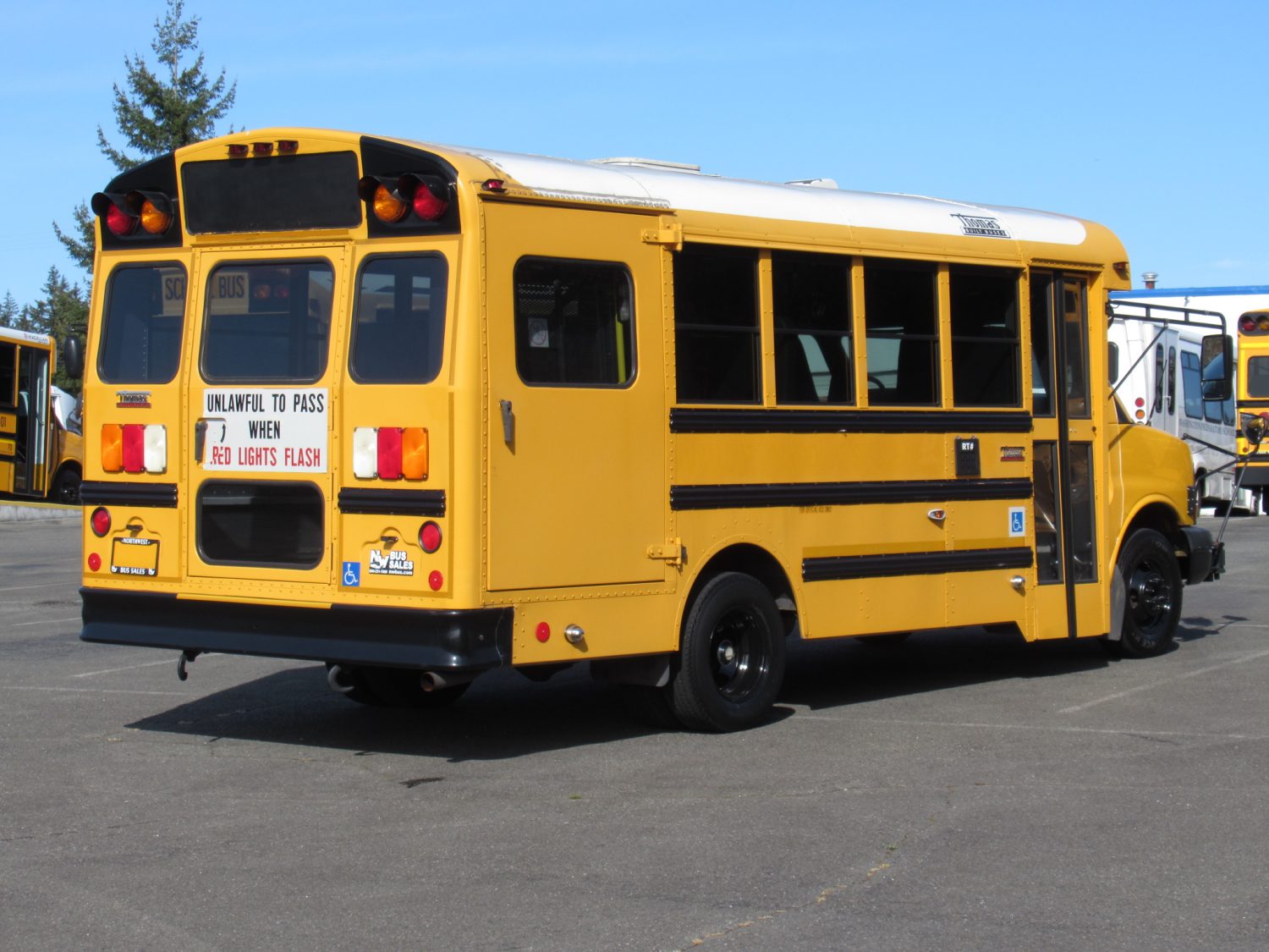 2010 Chevrolet Thomas 8 Passenger + 2 Wheelchair School Bus - B09552 - Image 3