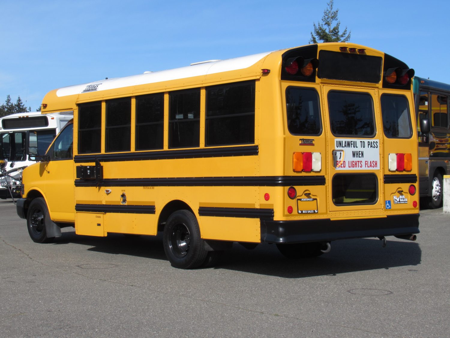 2010 Chevrolet Thomas 8 Passenger + 2 Wheelchair School Bus - B09552 - Image 4