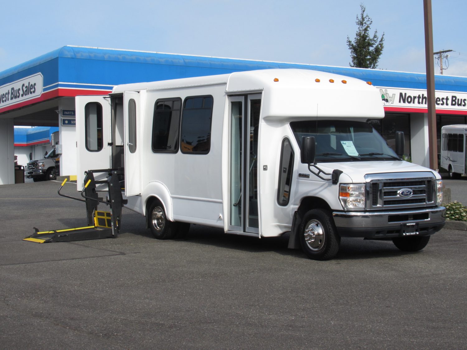 2014 Ford Goshen 12 Passenger + 2 Wheelchair Shuttle Bus - S88343
