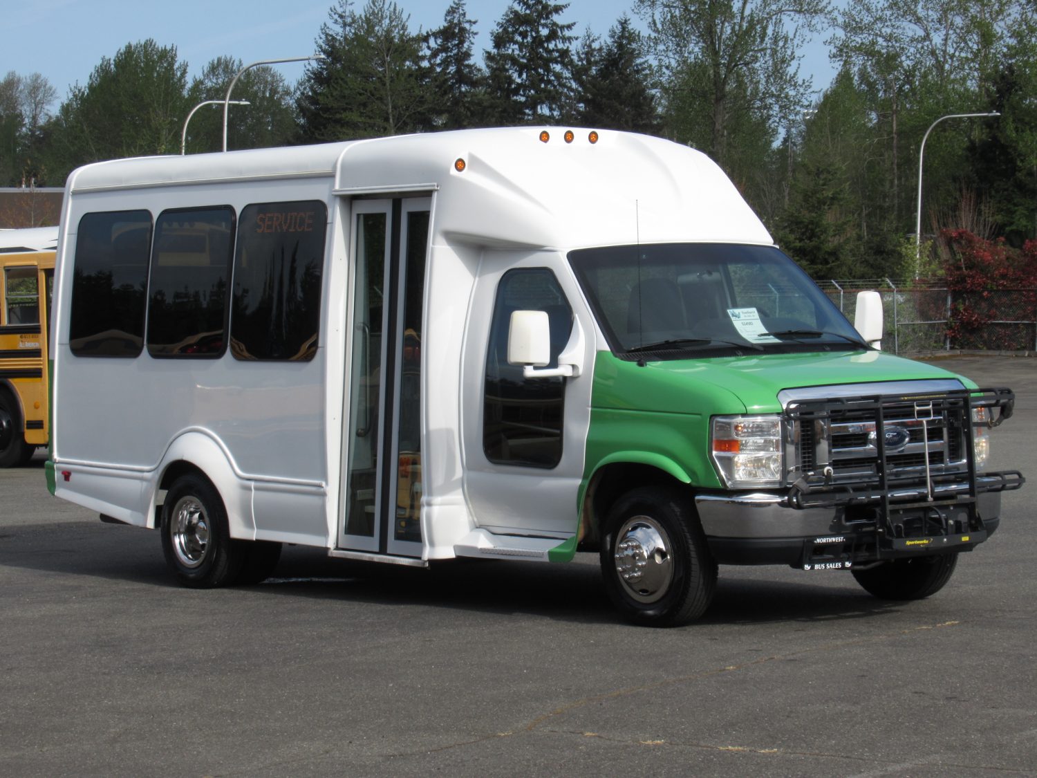 2011 Ford Starcraft Starquest 14 Passenger Shuttle Bus - S24582