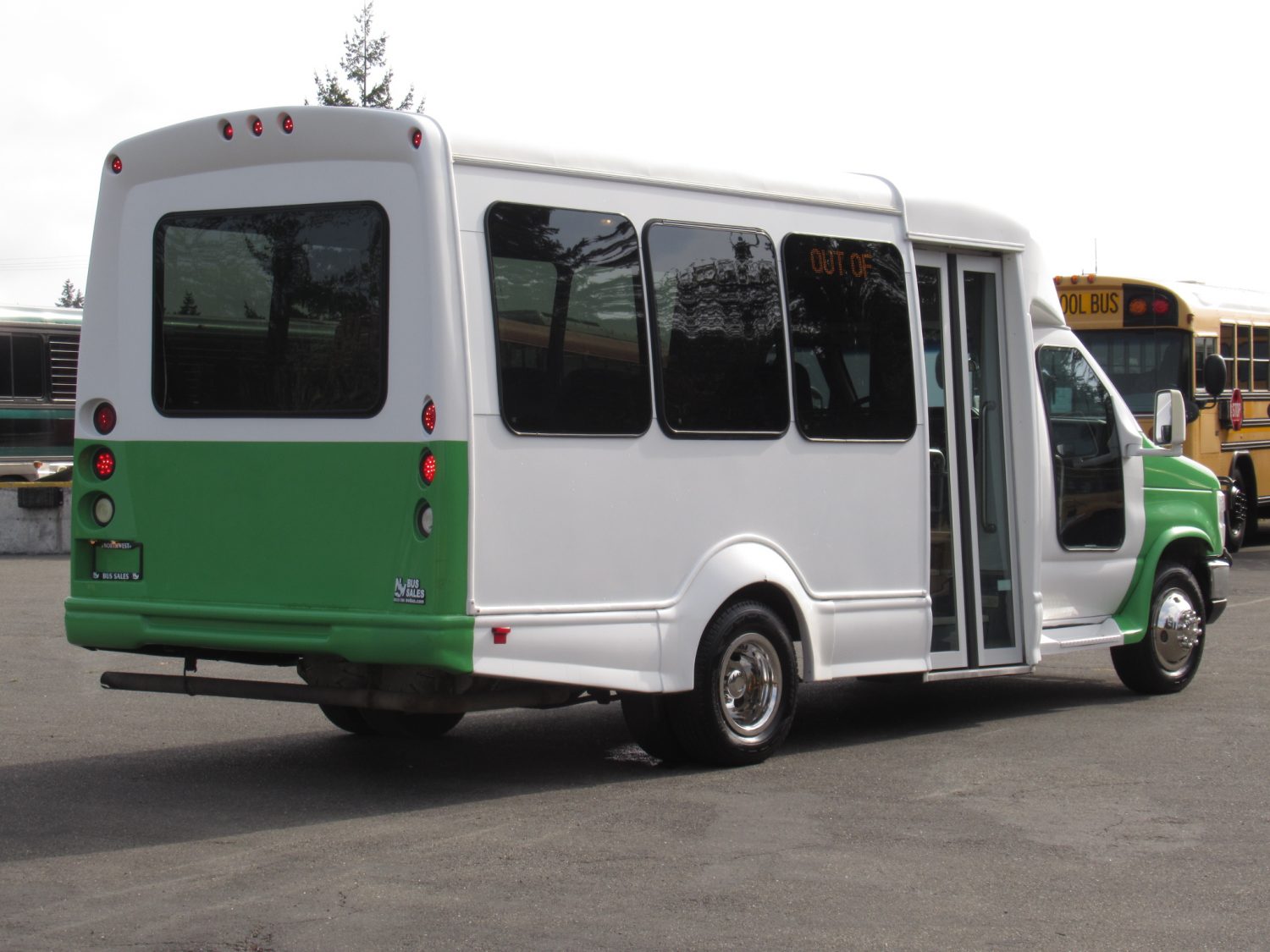 2011 Ford Starcraft Starquest 14 Passenger Shuttle Bus - S24582 - Image 3