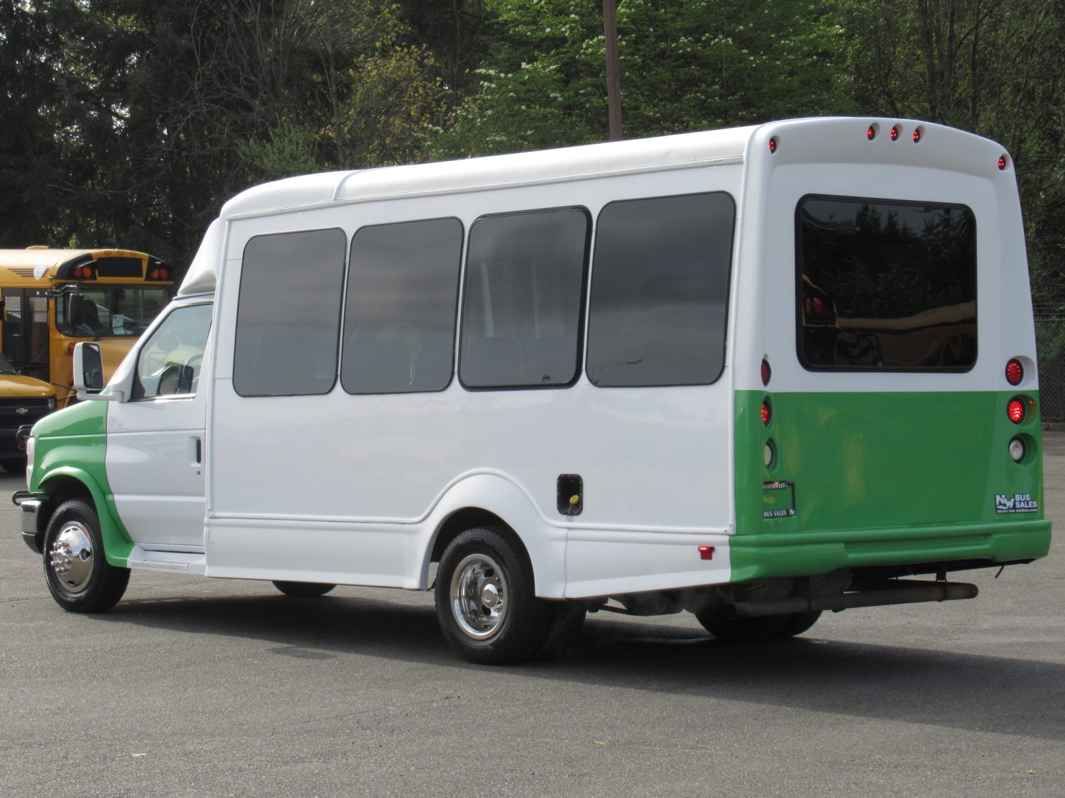 2011 Ford Starcraft Starquest 14 Passenger Shuttle Bus - S24582 - Image 4