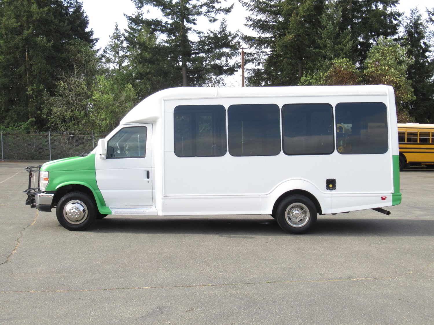 2011 Ford Starcraft Starquest 14 Passenger Shuttle Bus - S24582 - Image 12