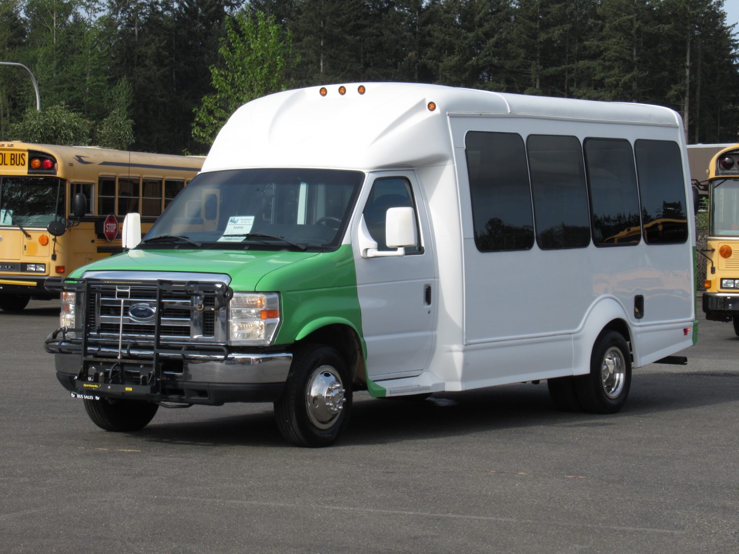 2011 Ford Starcraft Starquest 14 Passenger Shuttle Bus - S24582 - Image 2