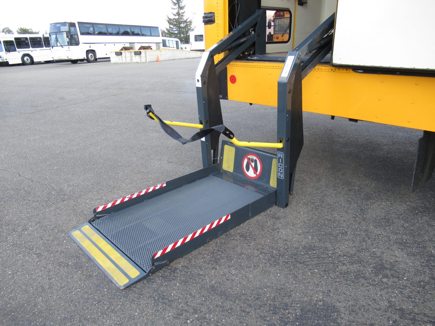 2005 IC CE-200 18+3 ADA School Bus - B87799 - Image 10