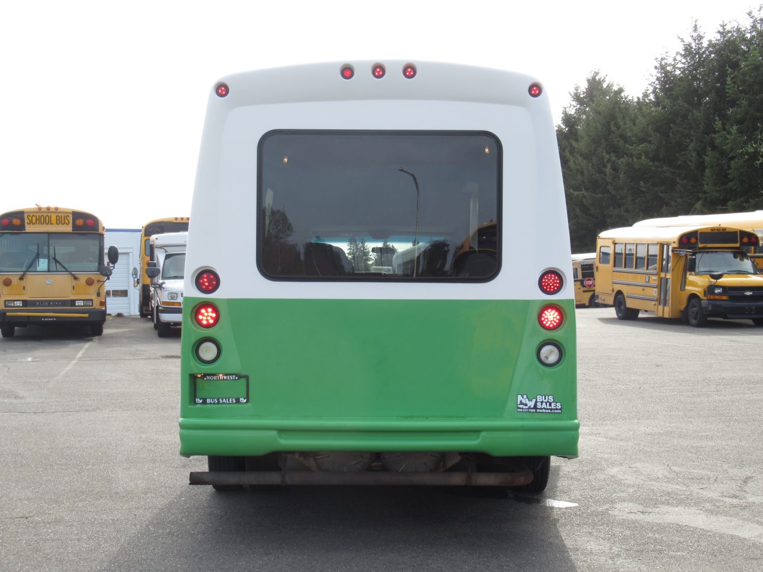 2011 Ford Starcraft Starquest 14 Passenger Shuttle Bus - S24582 - Image 10