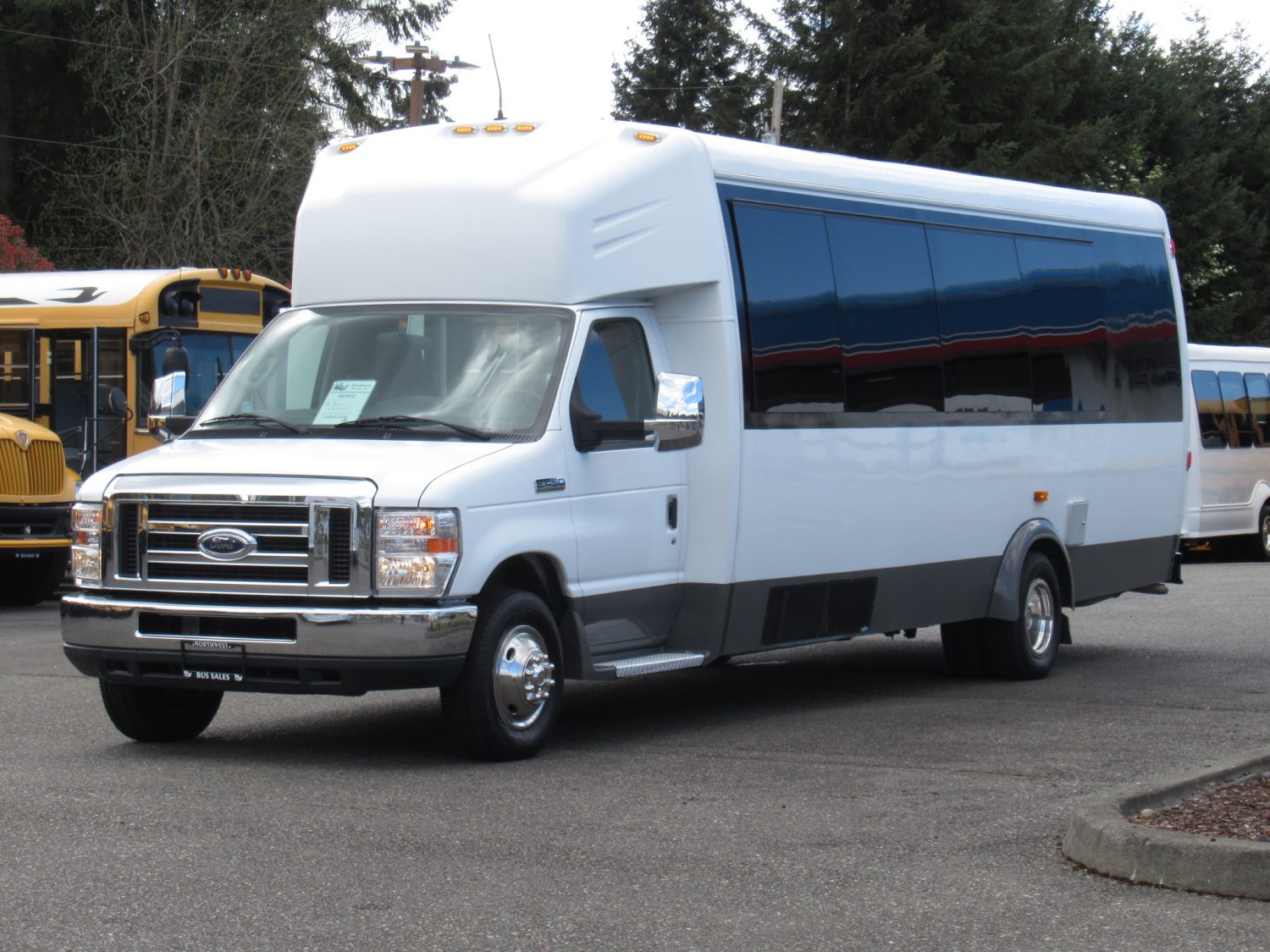 2014 Ford Ameritrans 24 Passenger + Rear Luggage Shuttle Bus - S21972 - Image 2