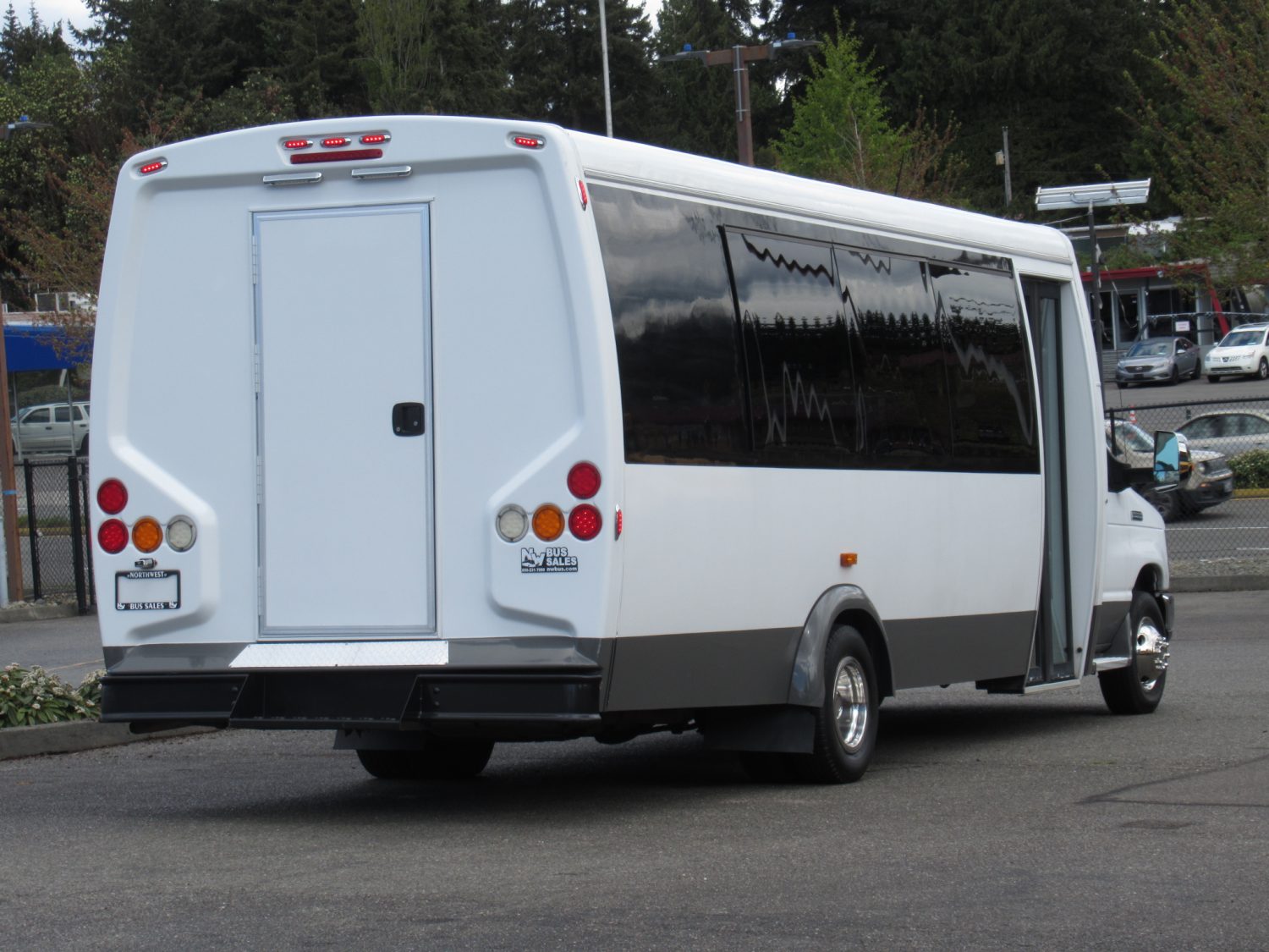 2014 Ford Ameritrans 24 Passenger + Rear Luggage Shuttle Bus - S21972 - Image 3