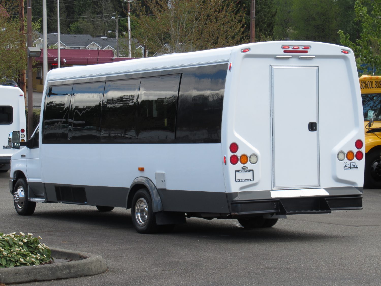 2014 Ford Ameritrans 24 Passenger + Rear Luggage Shuttle Bus - S21972 - Image 4