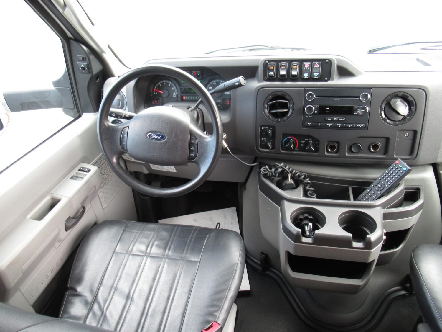 2014 Ford Ameritrans 24 Passenger + Rear Luggage Shuttle Bus - S21972 - Image 5