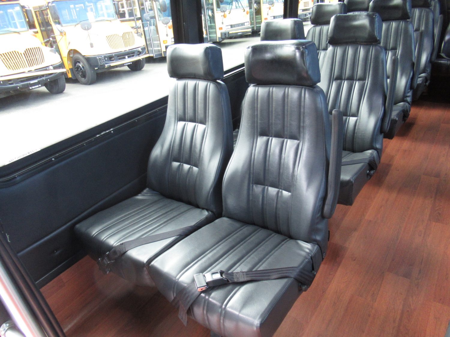 2014 Ford Ameritrans 24 Passenger + Rear Luggage Shuttle Bus - S21972 - Image 9