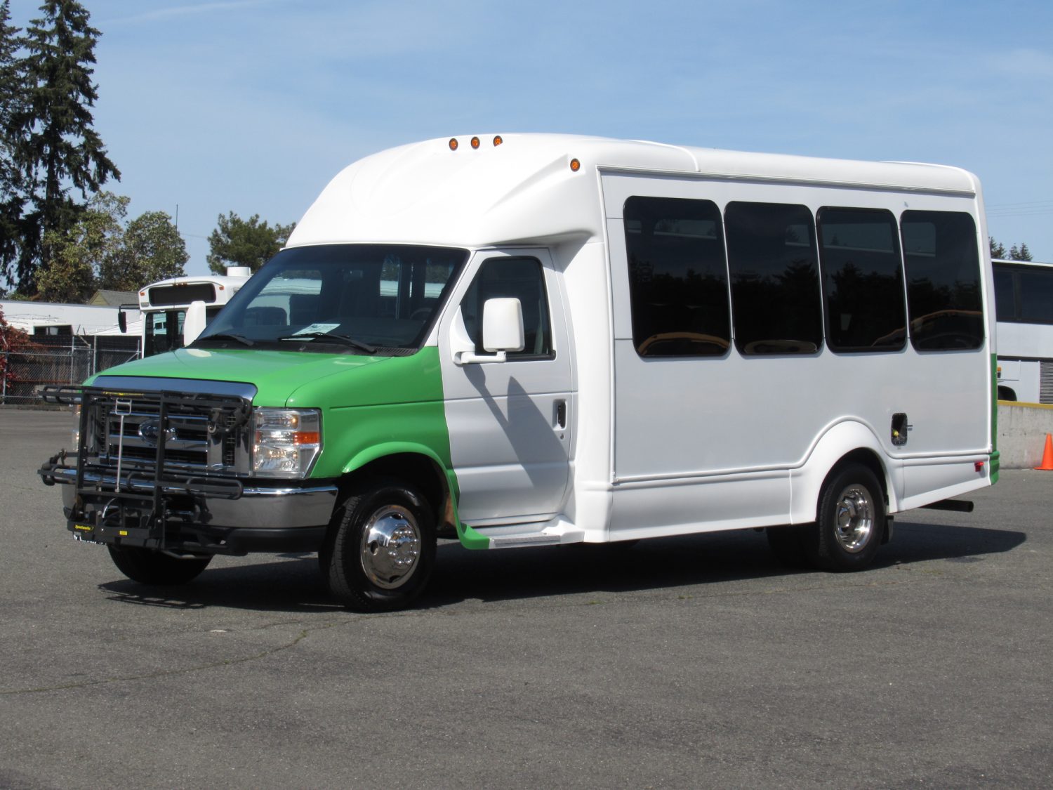 2011 Ford Starcraft Starquest 14 Passenger Shuttle Bus - S24577 - Image 2
