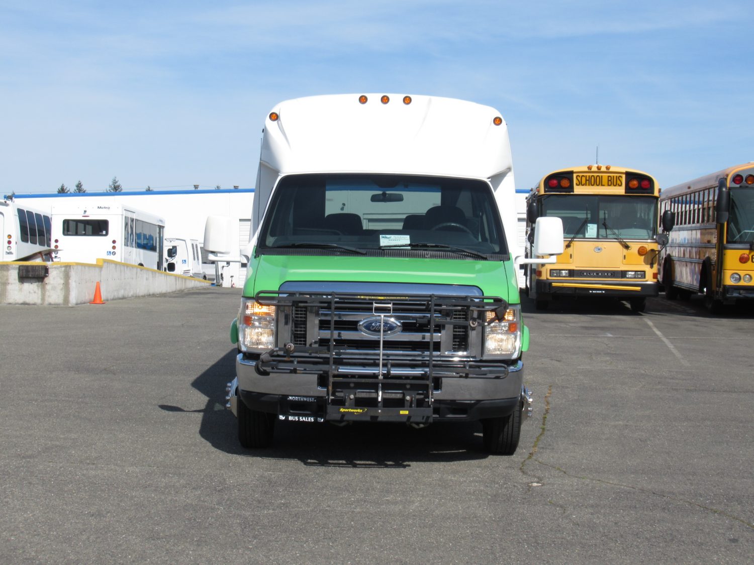 2011 Ford Starcraft Starquest 14 Passenger Shuttle Bus - S24577 - Image 12