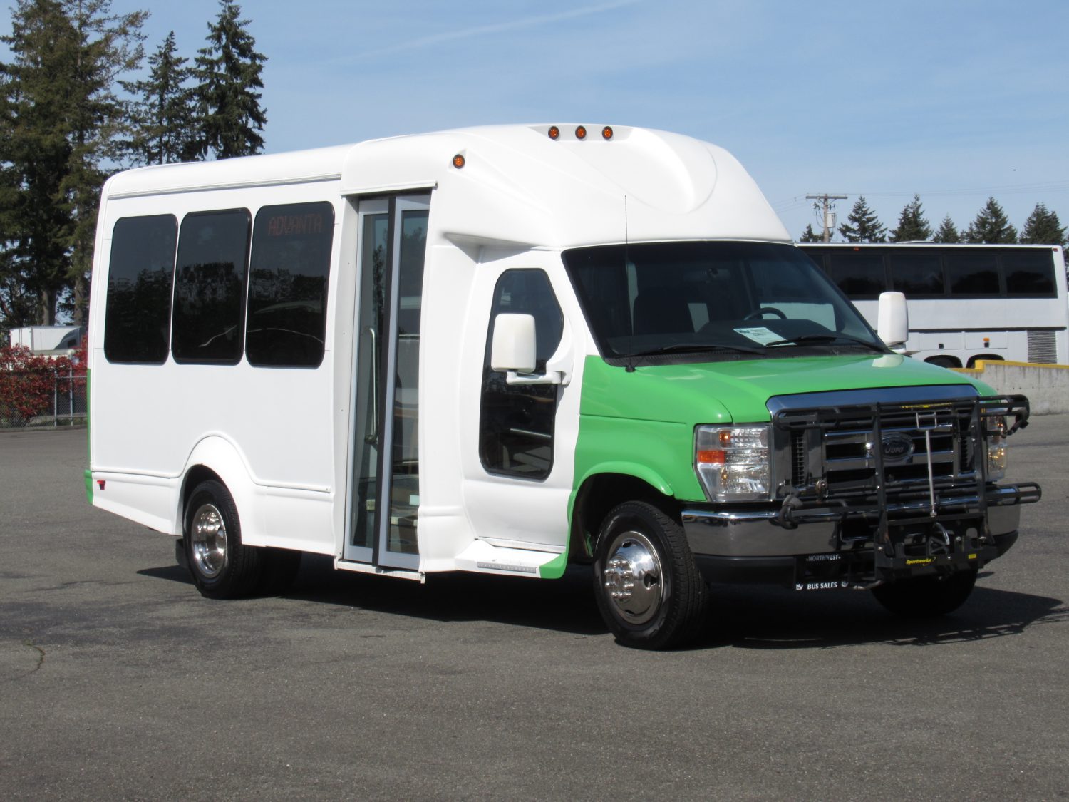 2011 Ford Starcraft Starquest 14 Passenger Shuttle Bus - S24577