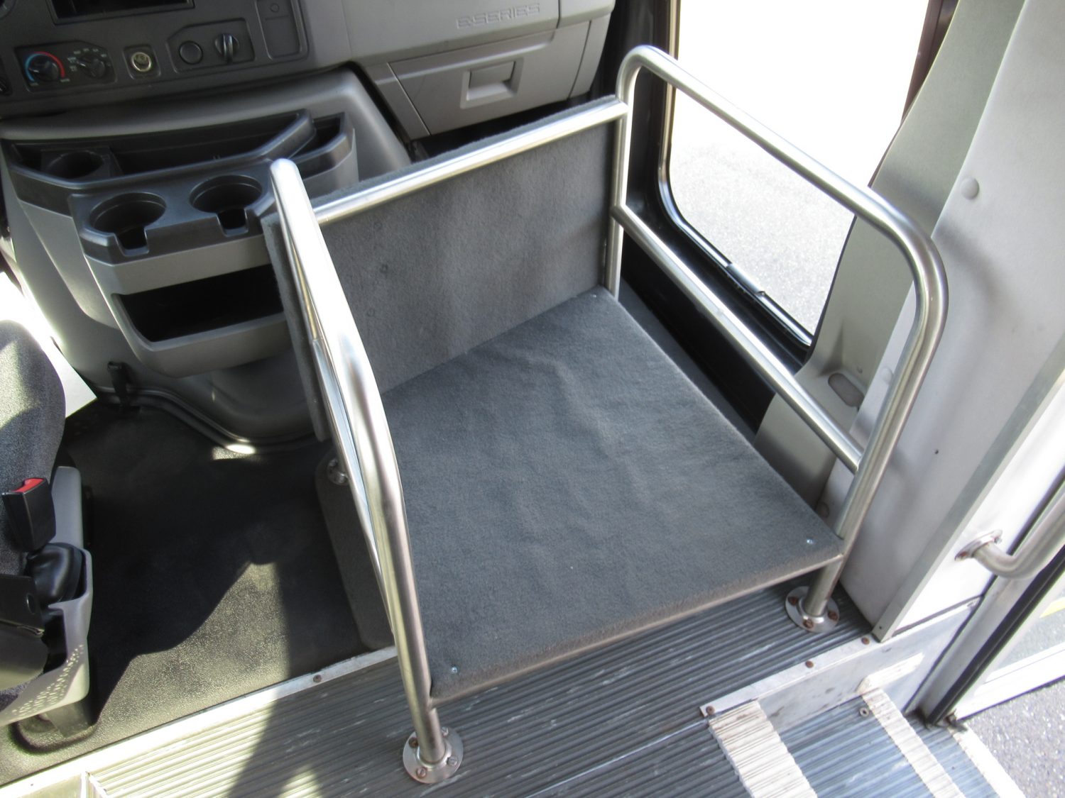 2011 Ford Starcraft Starquest 14 Passenger Shuttle Bus - S24577 - Image 10