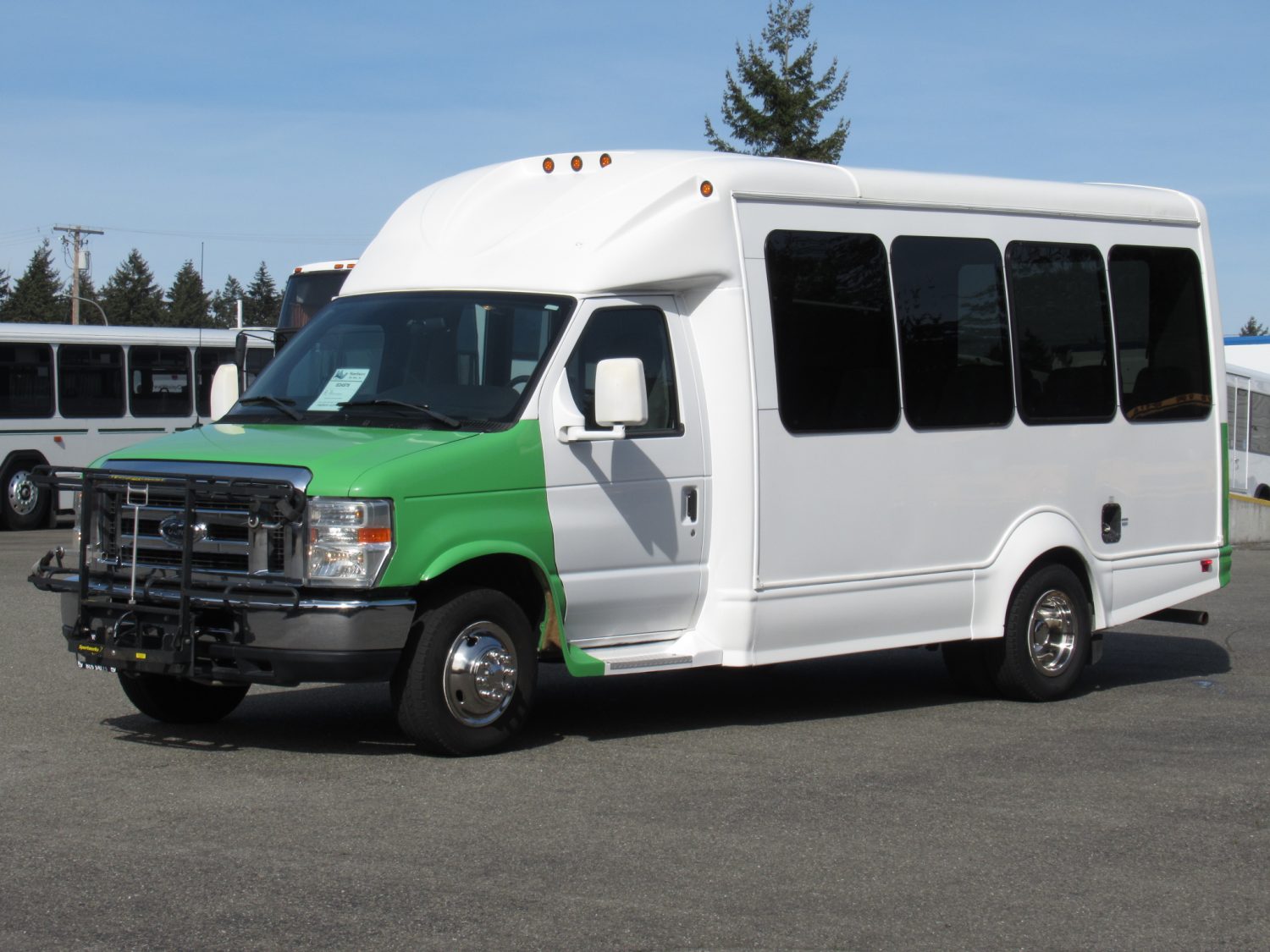 2011 Ford Starcraft Starquest 14 Passenger Shuttle Bus - S24579 - Image 2