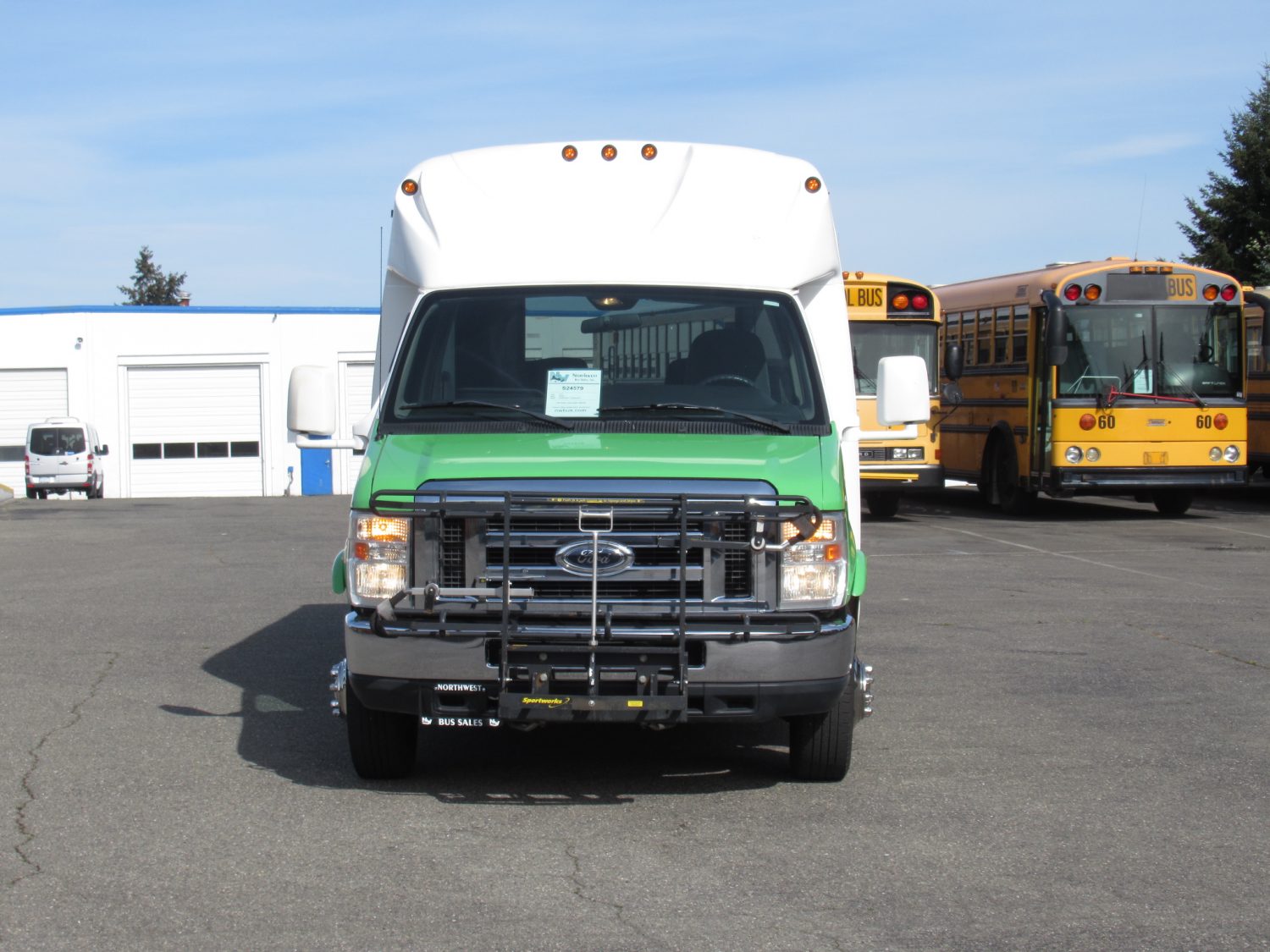 2011 Ford Starcraft Starquest 14 Passenger Shuttle Bus - S24579 - Image 12