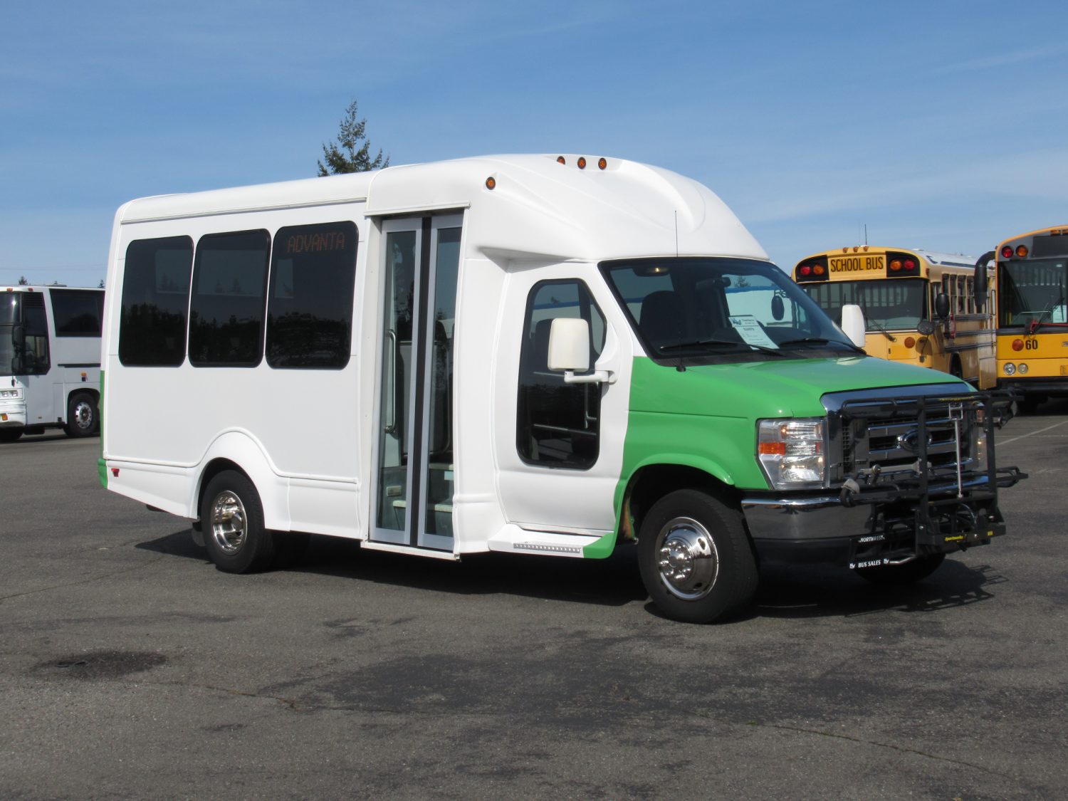 2011 Ford Starcraft Starquest 14 Passenger Shuttle Bus - S24579