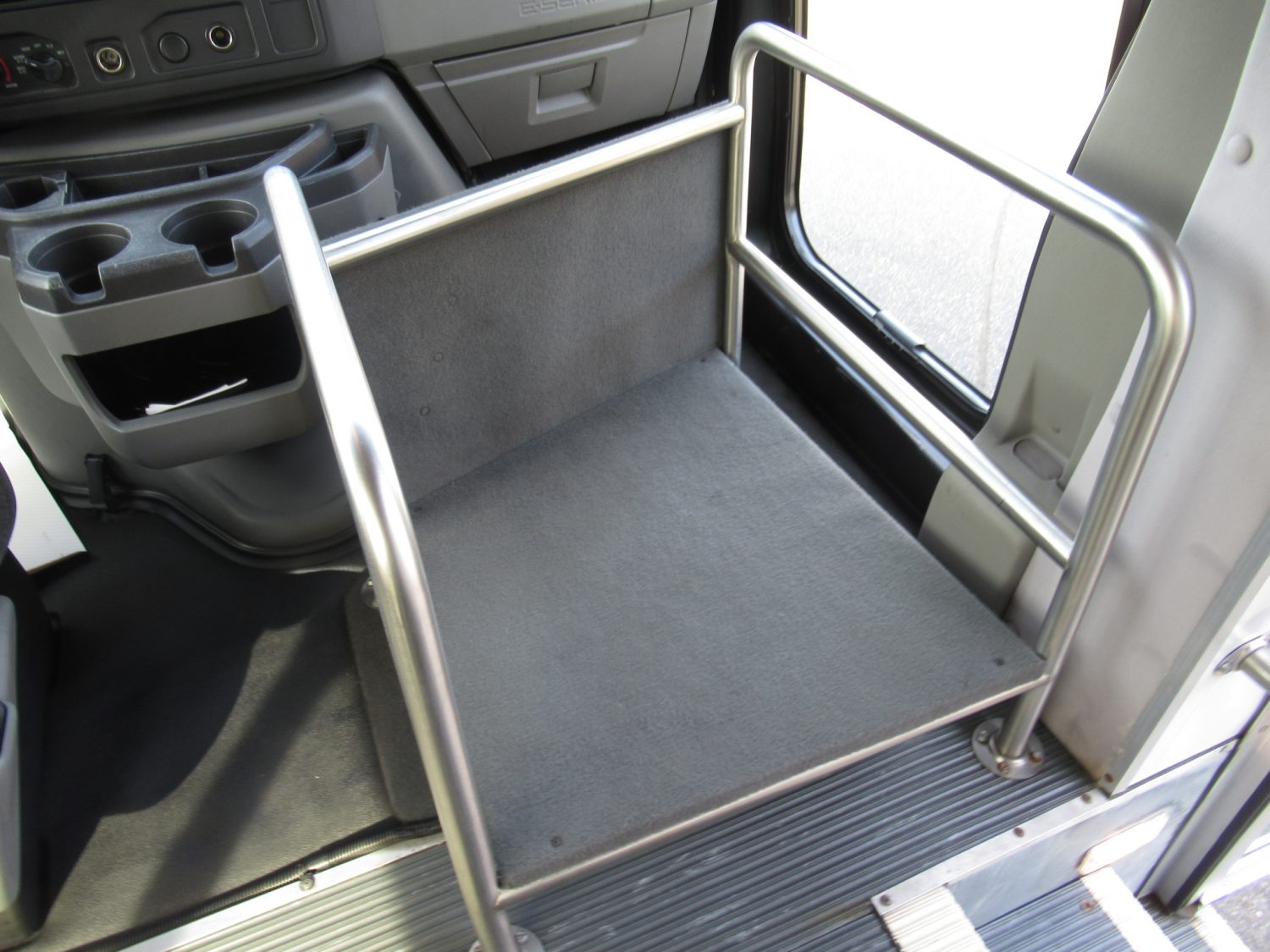 2011 Ford Starcraft Starquest 14 Passenger Shuttle Bus - S24579 - Image 10