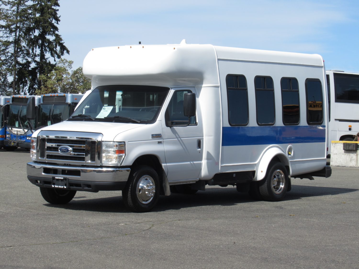 2014 Ford Startrans 4 + 2 ADA Shuttle Bus - S10386 - Image 2