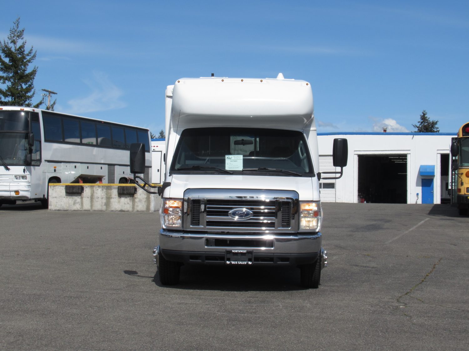 2014 Ford Startrans 4 + 2 ADA Shuttle Bus - S10386 - Image 12