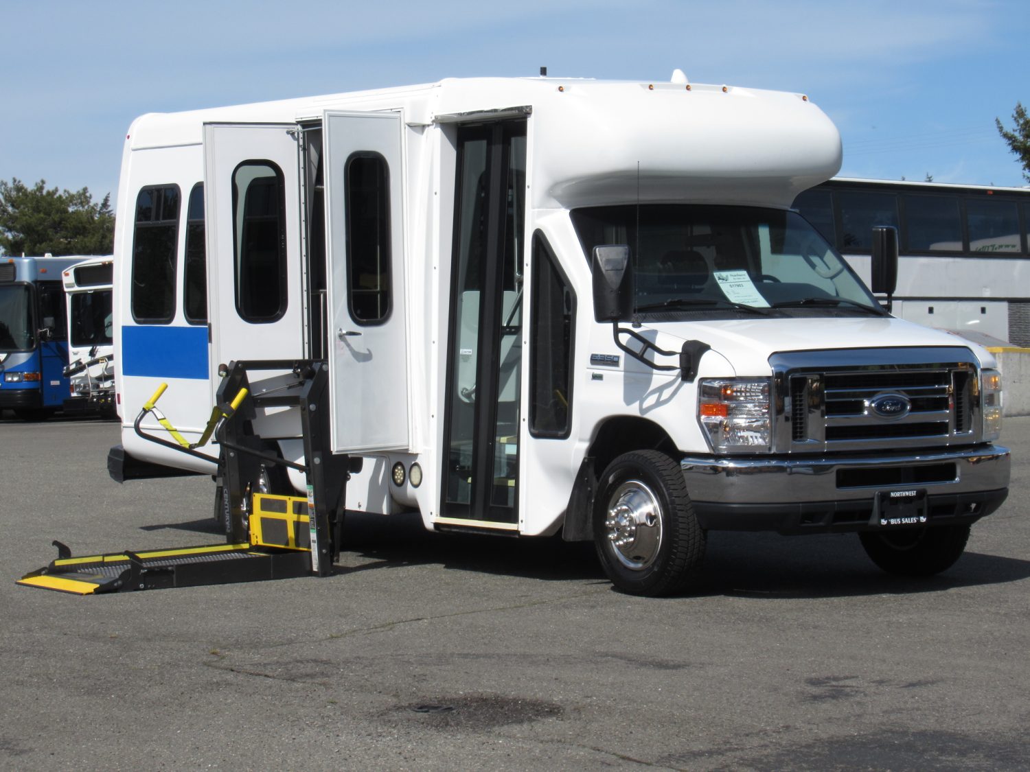 2014 Ford Startrans 4 + 2 ADA Shuttle Bus - S10386