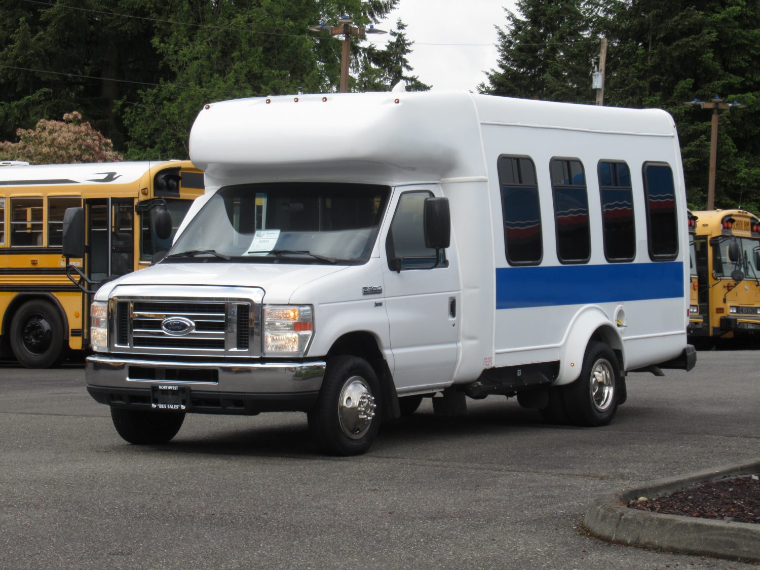 2014 Ford Startrans 4 + 2 ADA Shuttle Bus - S23933 - Image 2