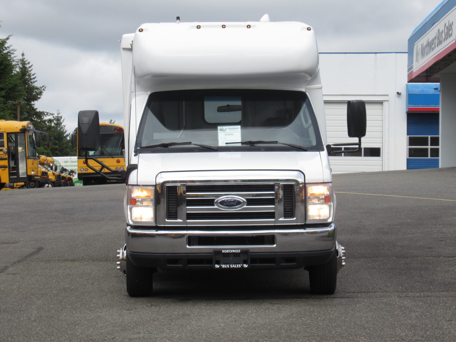 2014 Ford Startrans 4 + 2 ADA Shuttle Bus - S23933 - Image 12
